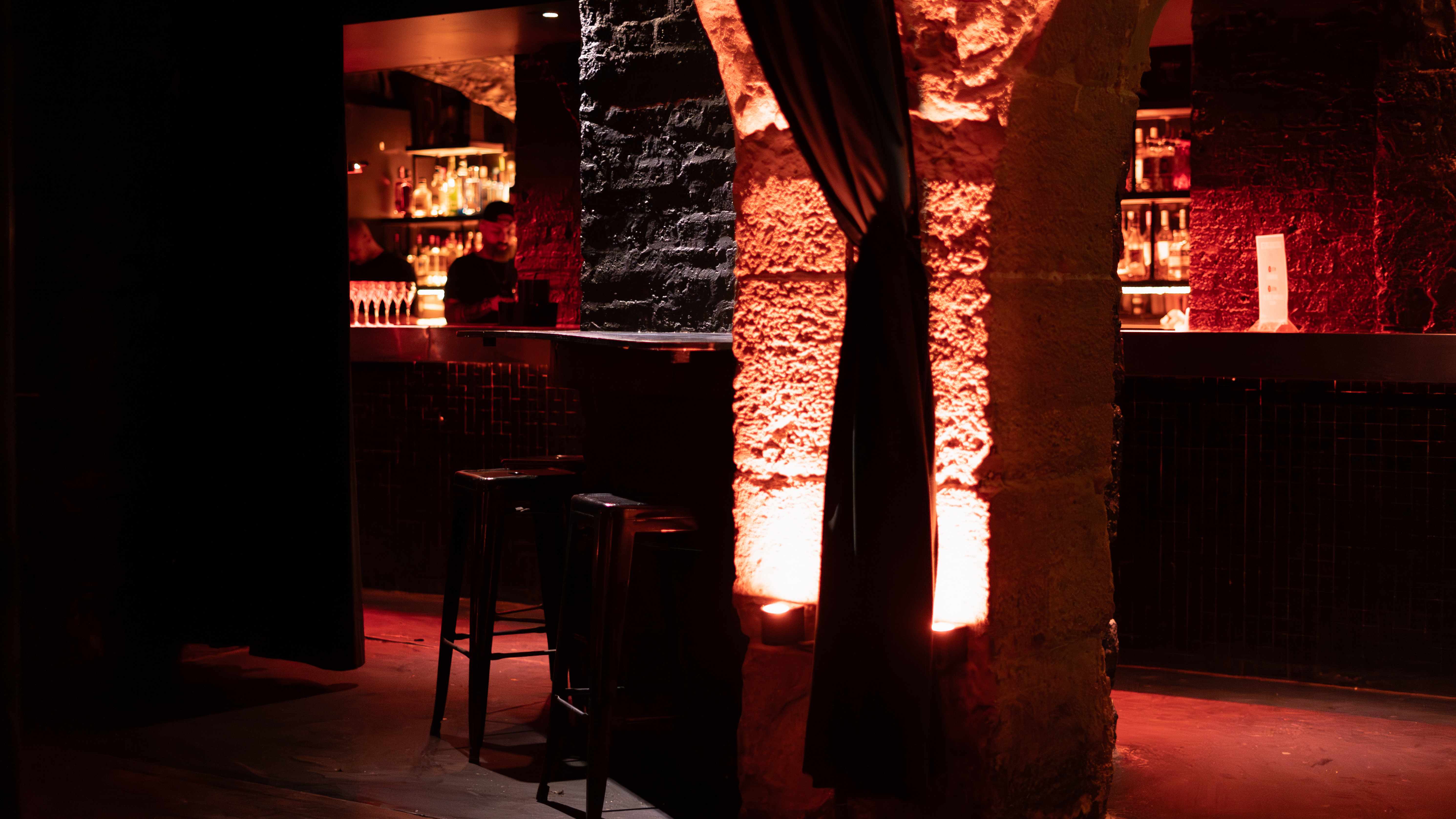 Bar avec tabourets et rideaux