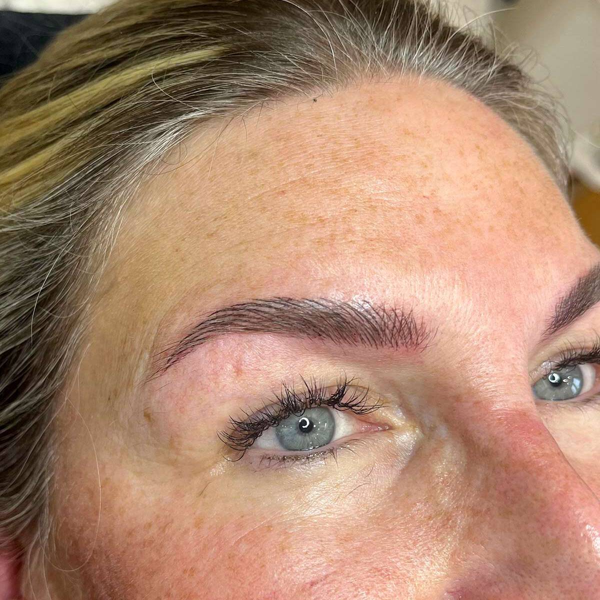 Ergebnis einer Augenbrauen-Permanent-Make-up-Behandlung