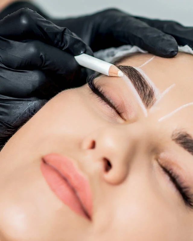 Nahaufnahme einer Permanent-Make-up-Behandlung an den Augenbrauen