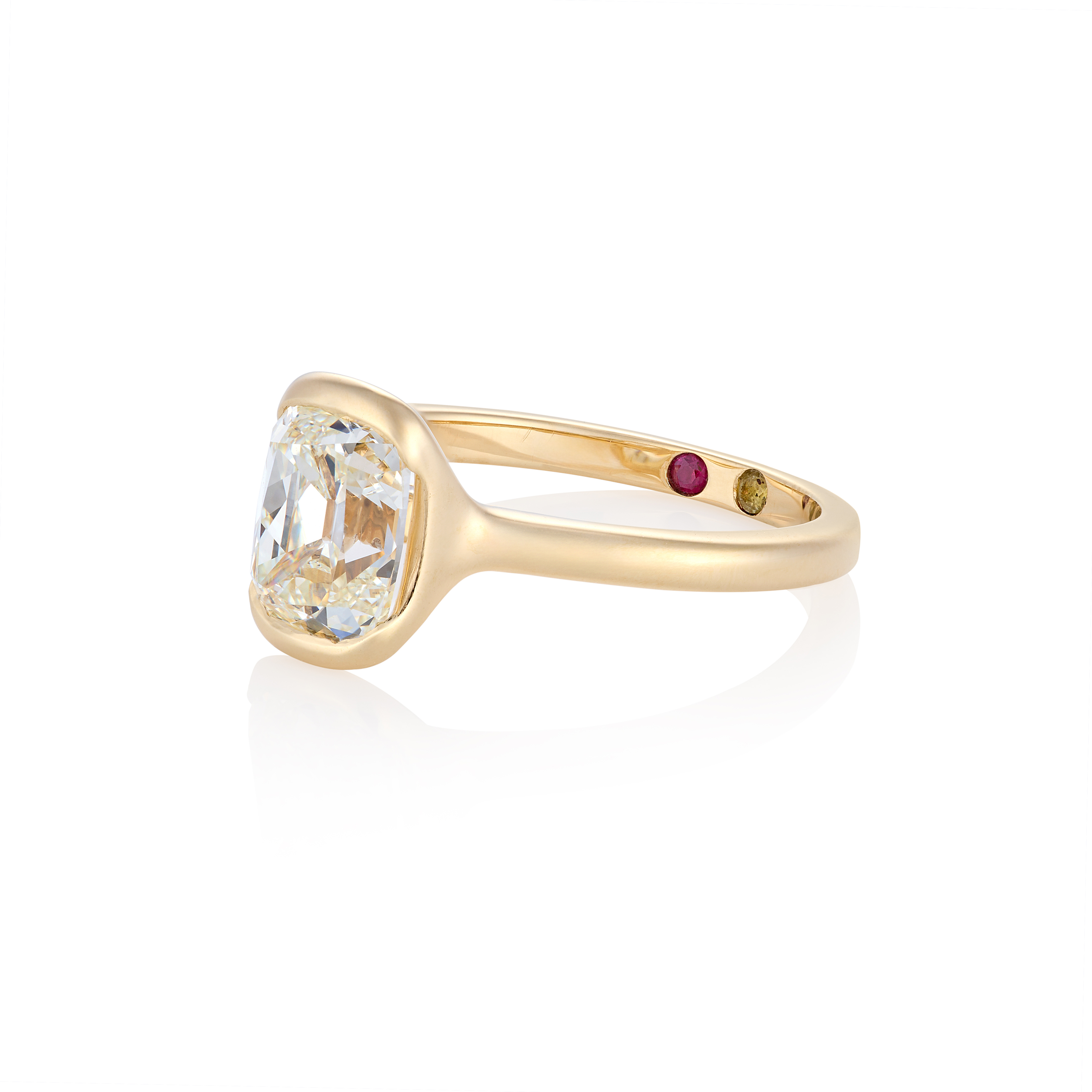 Old mine half bezel with pave bridge, side profile