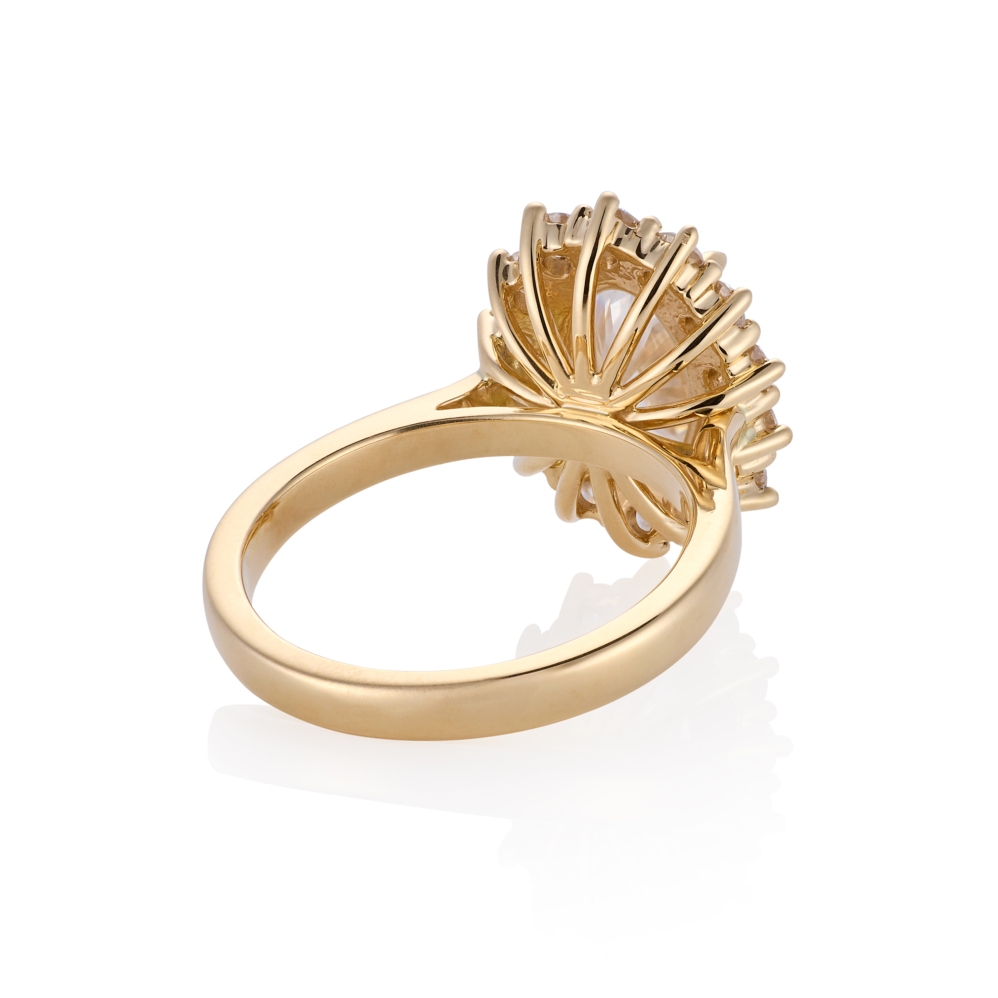 Oval diamond with star halo, side profile