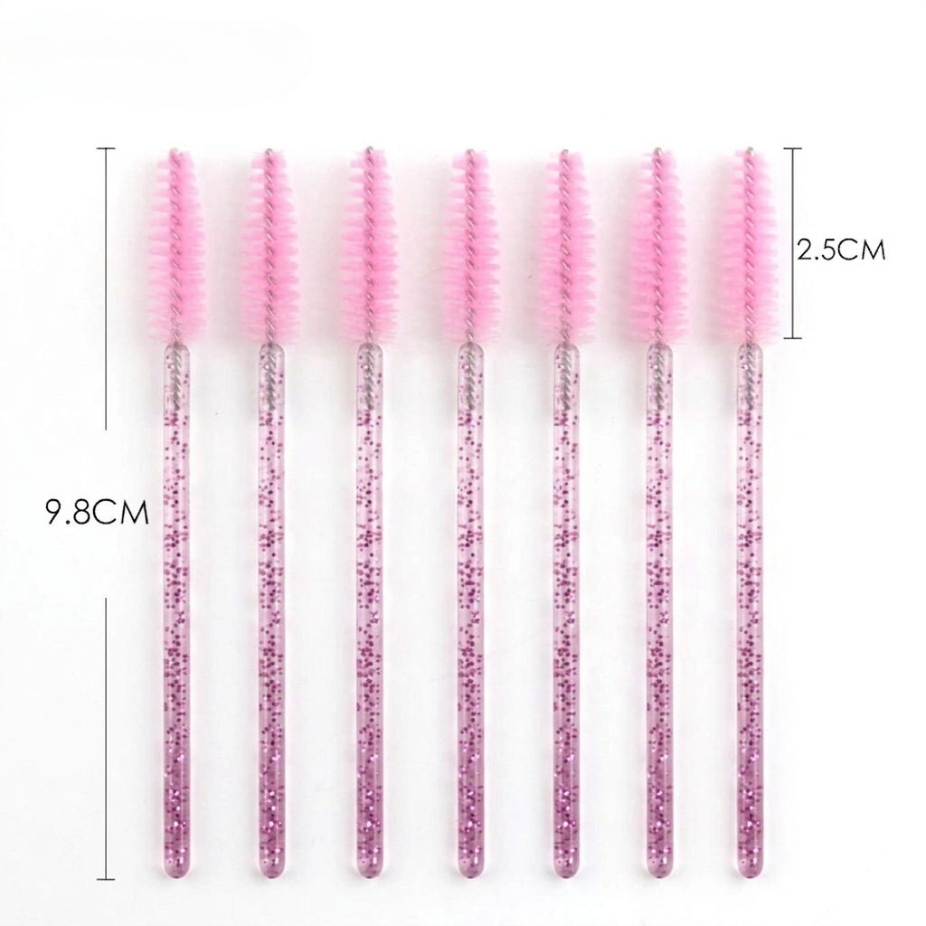 Mão segurando o kit de escovas pink cristal