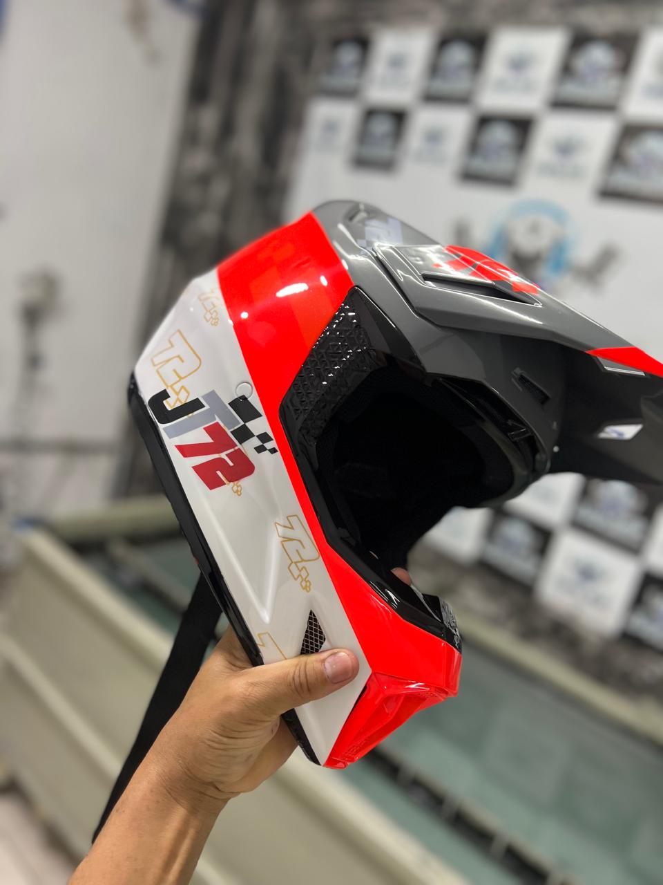 Capacete personalizado com pintura lisa