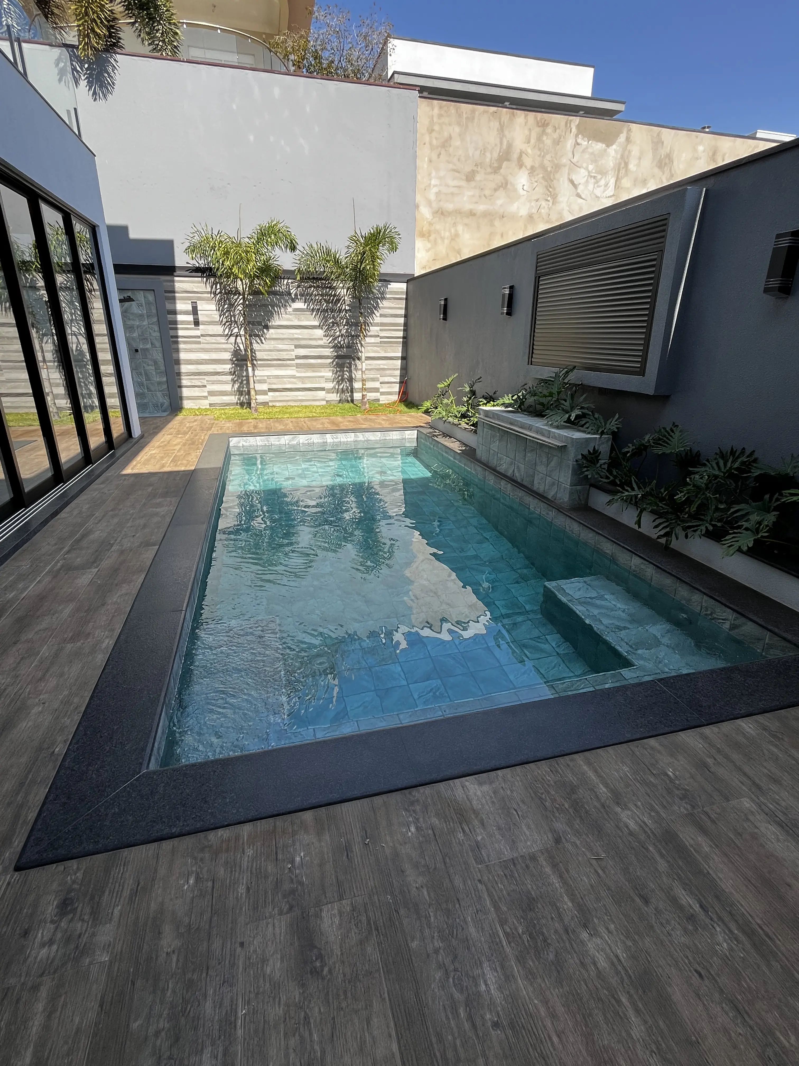 Piscina contemporânea com revestimento em cerâmica
