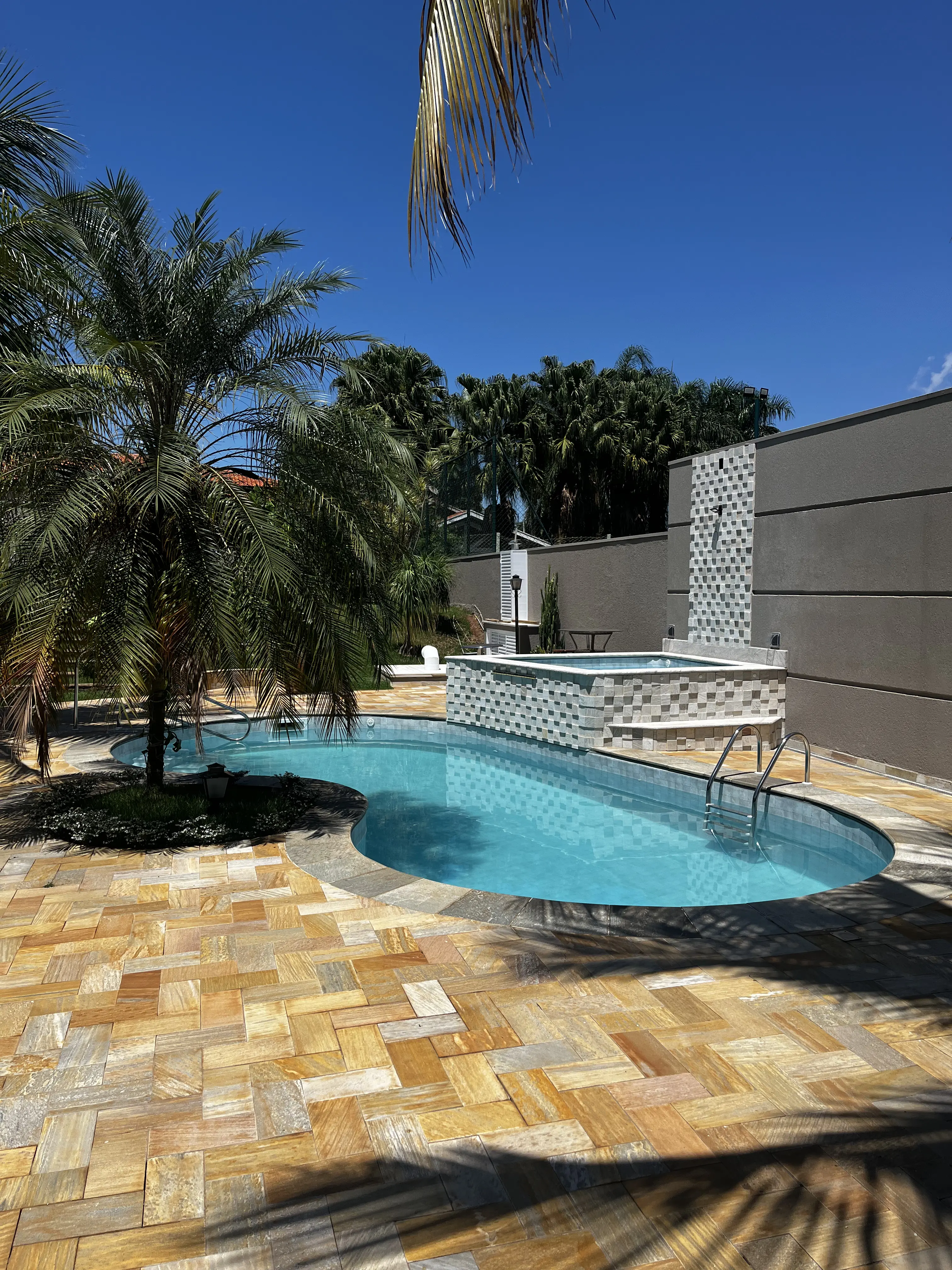 Piscina oval sofisticada com mosaico premium