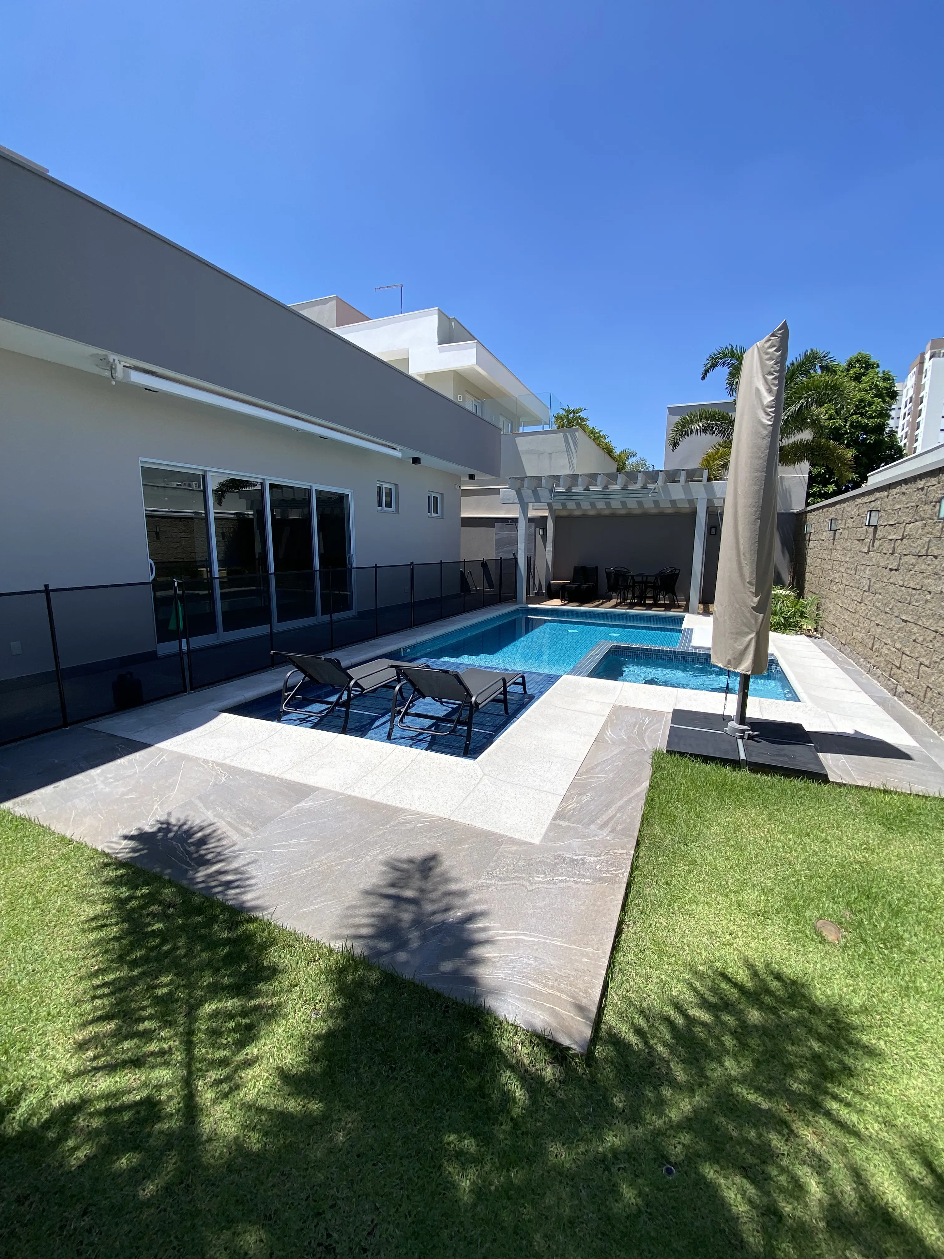 Piscina retangular com pergolado moderno