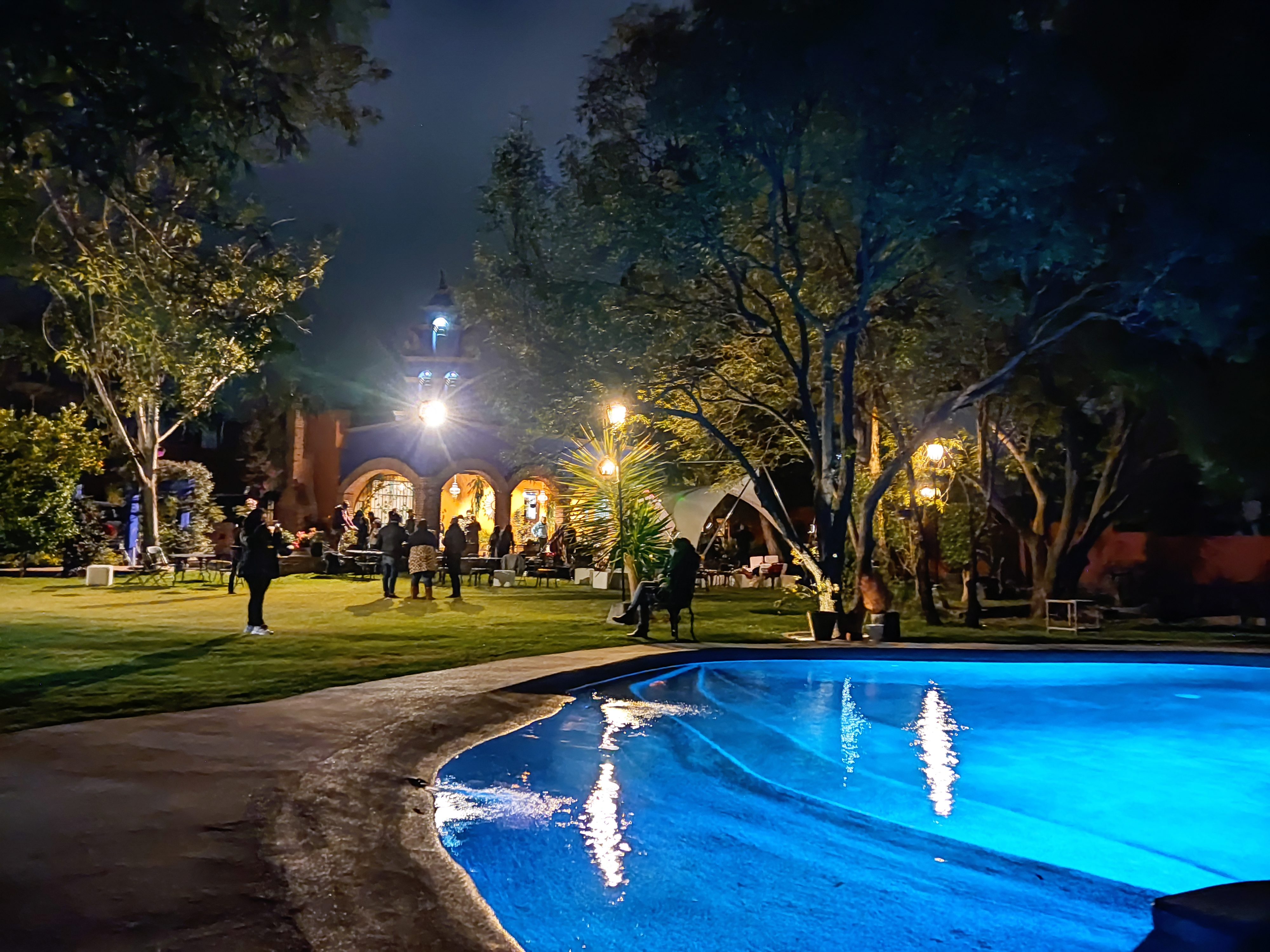 Alberca iluminada en evento nocturno