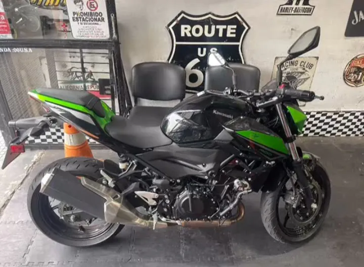 Kawasaki Z400 verde y negra