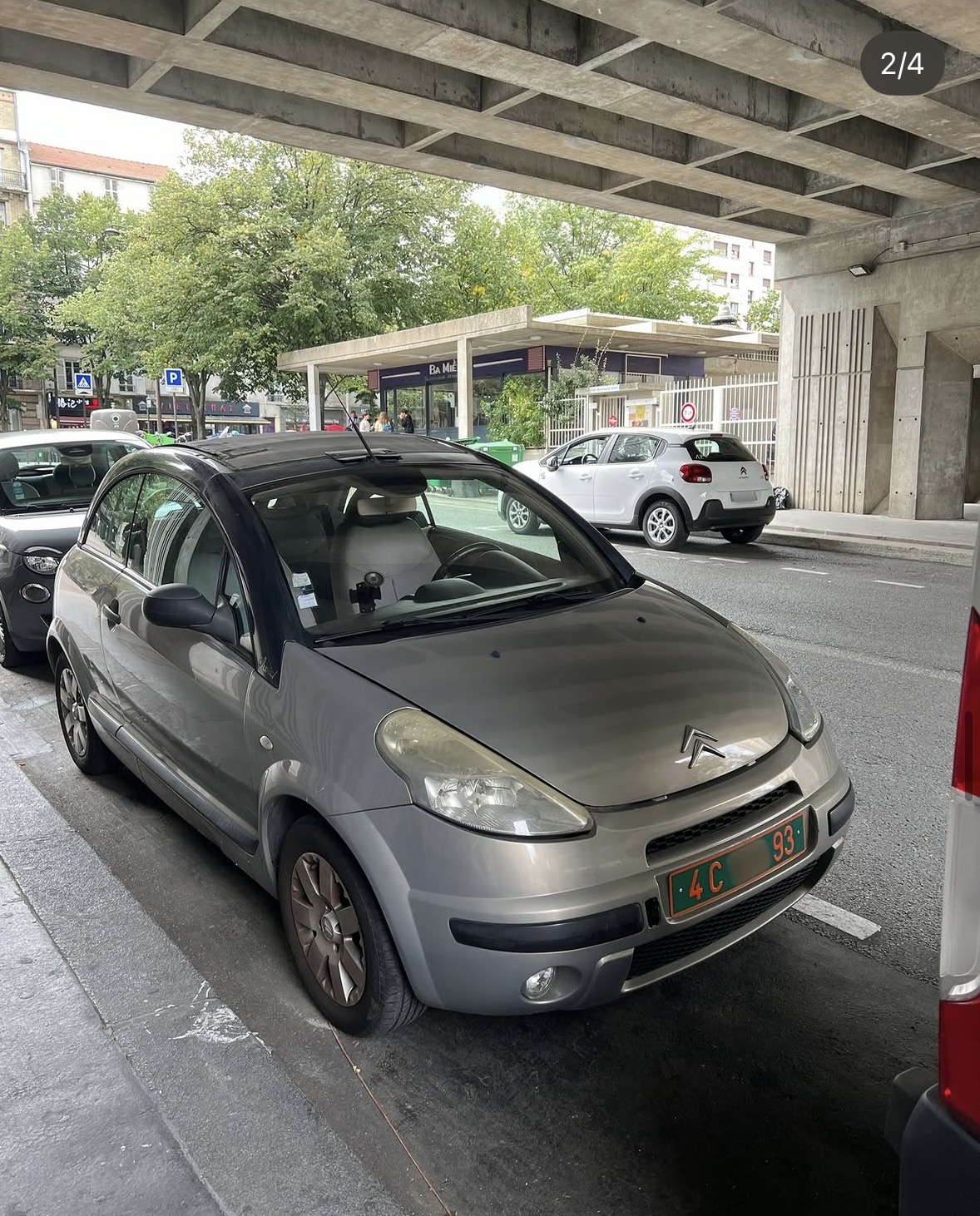 Plaque consulaire verte 4 C 93 sur une Citroën C3 Pluriel garée sous un viaduc à Paris — code 4 Algérie, consulat émis par la préfecture de Seine-Saint-Denis (93)