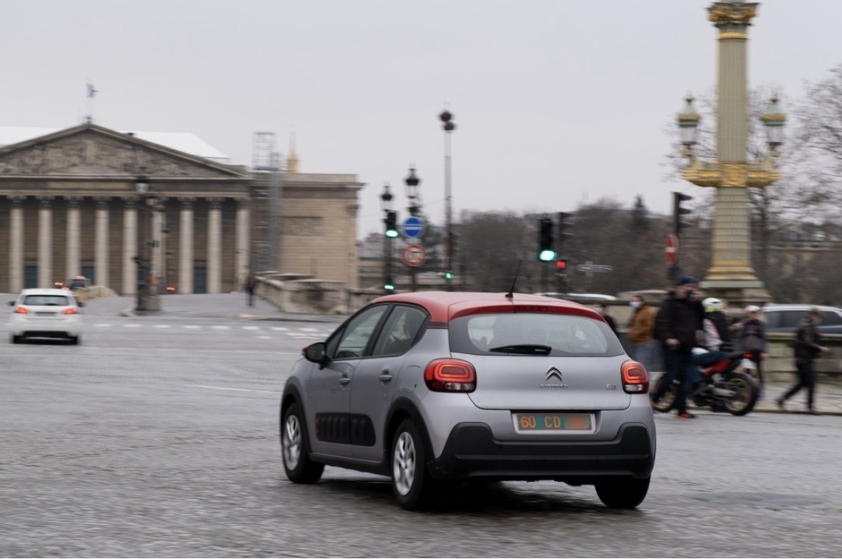 Plaque 60 CD — Italie, Citroën C3, pont de la Concorde Plaque diplomatique verte 60 CD sur une Citroën C3 bicolore traversant le pont de la Concorde à Paris devant l'Assemblée nationale — code 60 Italie