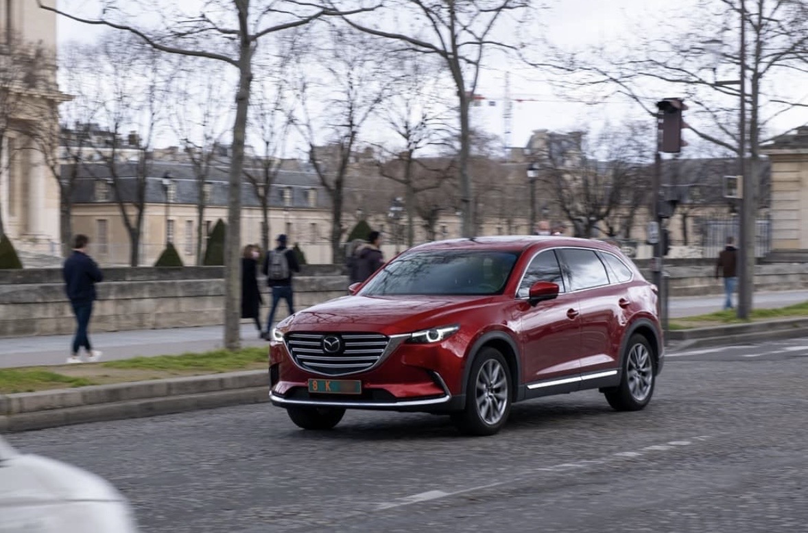 Plaque 8 K — Arabie Saoudite, personnel technique (Mazda CX-9, Paris) Plaque diplomatique verte 8 K sur un Mazda CX-9 rouge roulant quai de la Tournelle à Paris — code 8 Arabie Saoudite, personnel technique