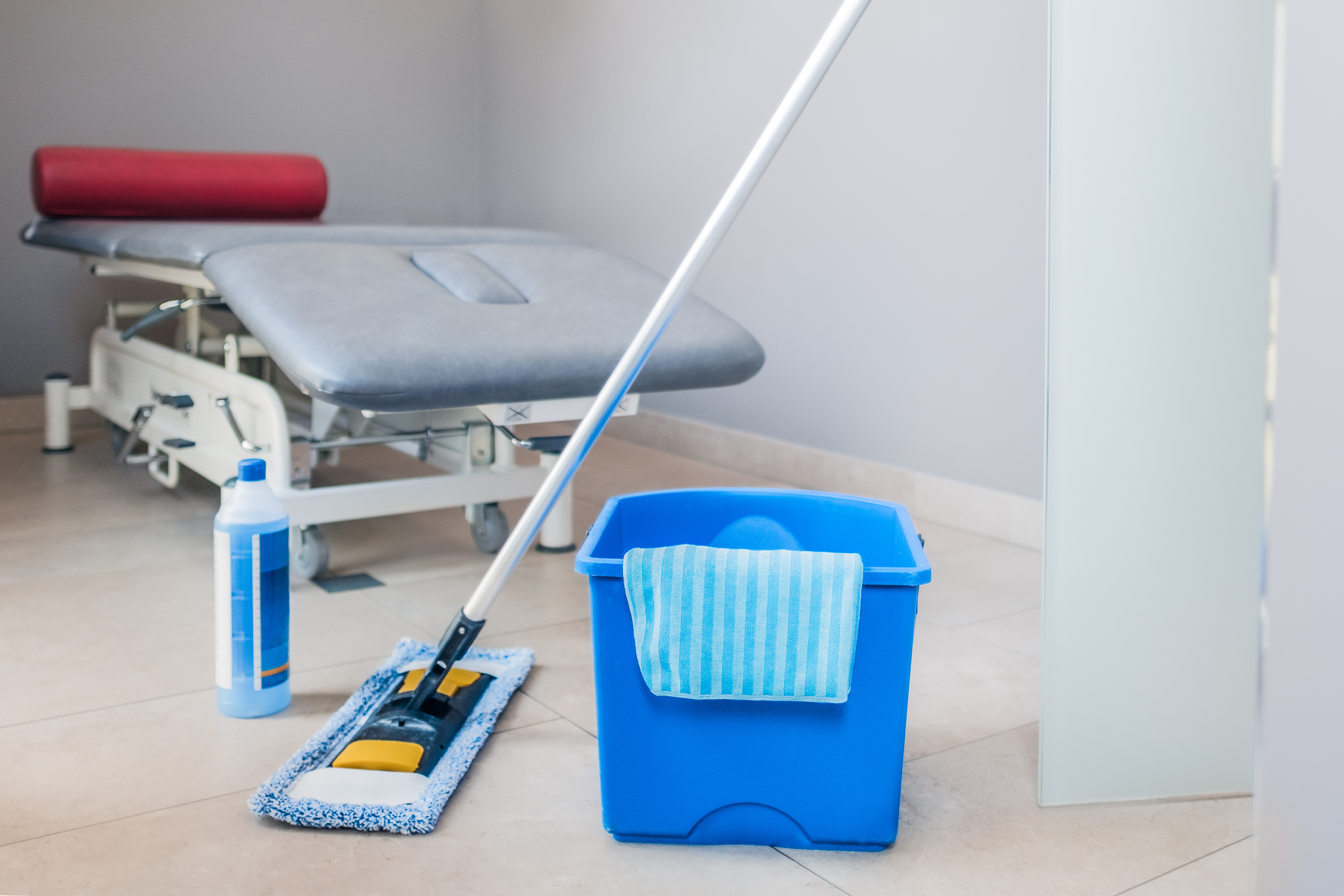 Professionelle Arztpraxisreinigung mit Reinigungsequipment