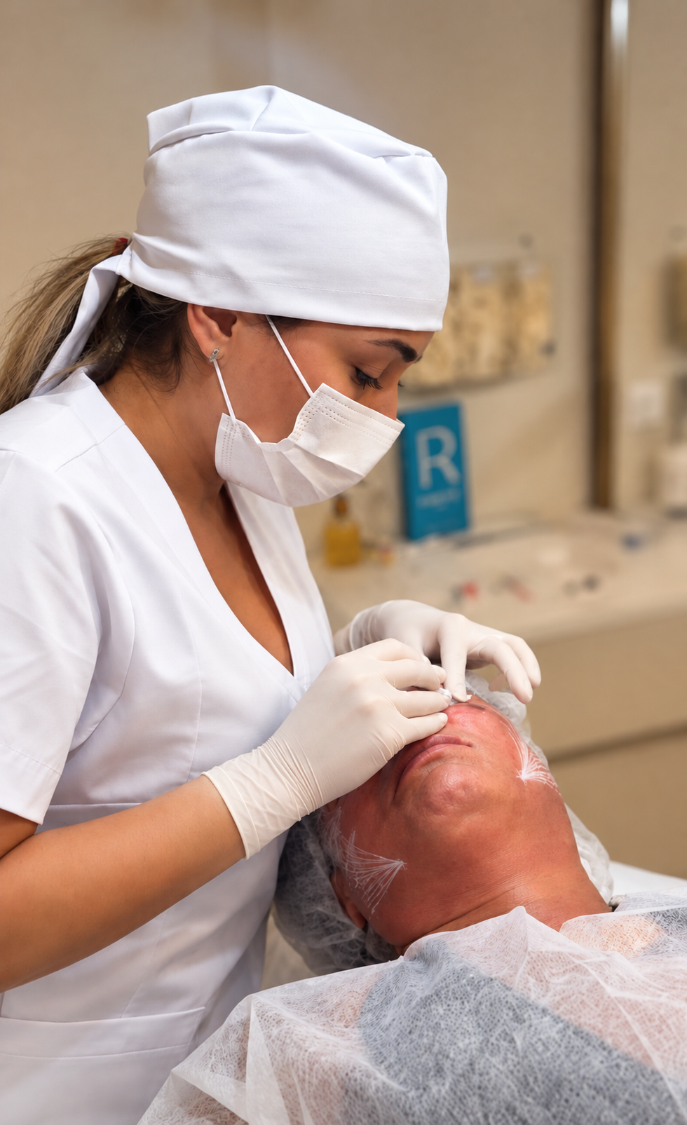 Doutora realizando procedimento facial em clínica