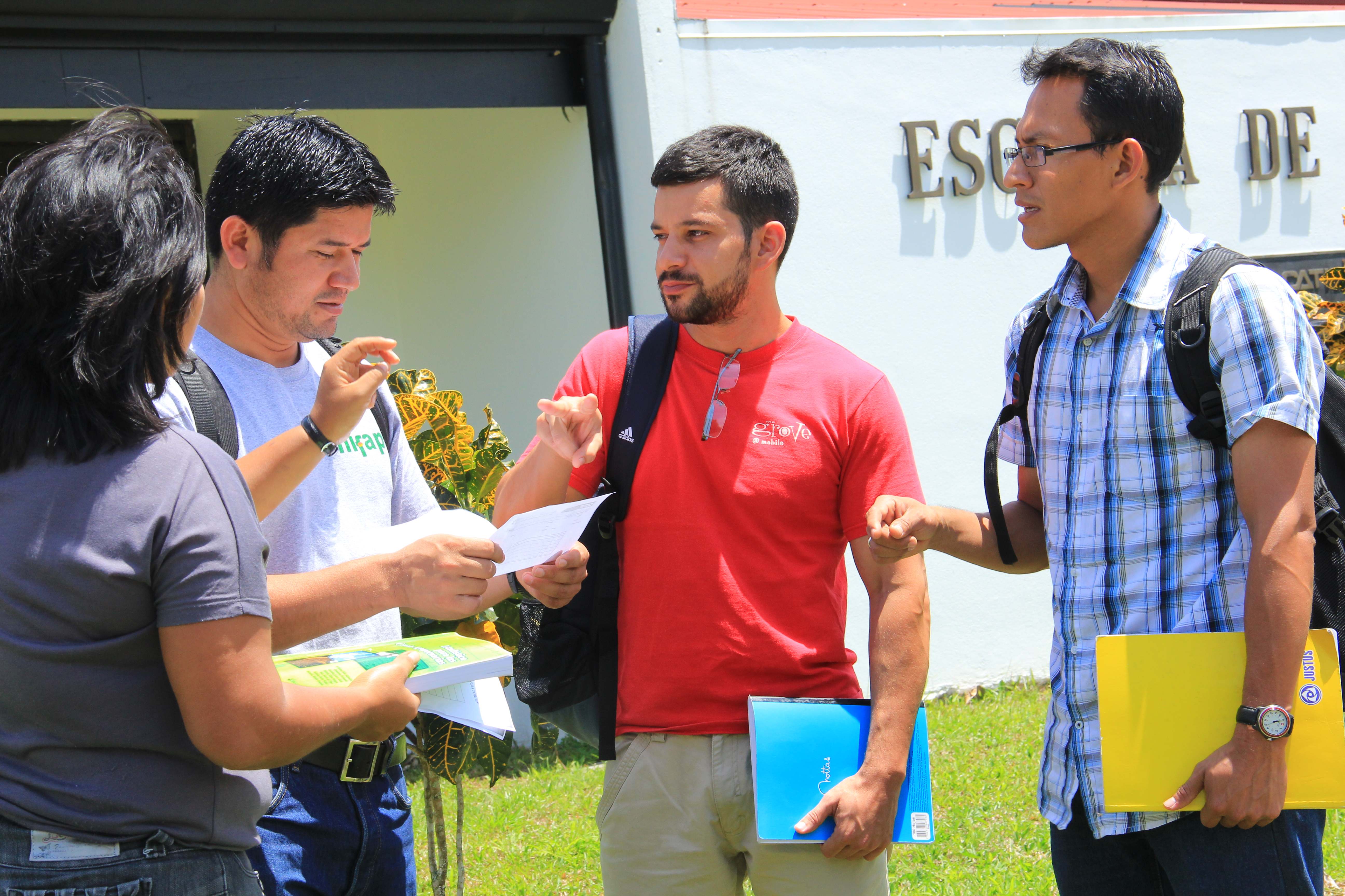 Estudiantes conversando frente al campus