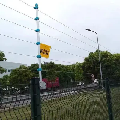 Clôture électrique périmétrique à impulsions installée au-dessus d'une clôture rigide
