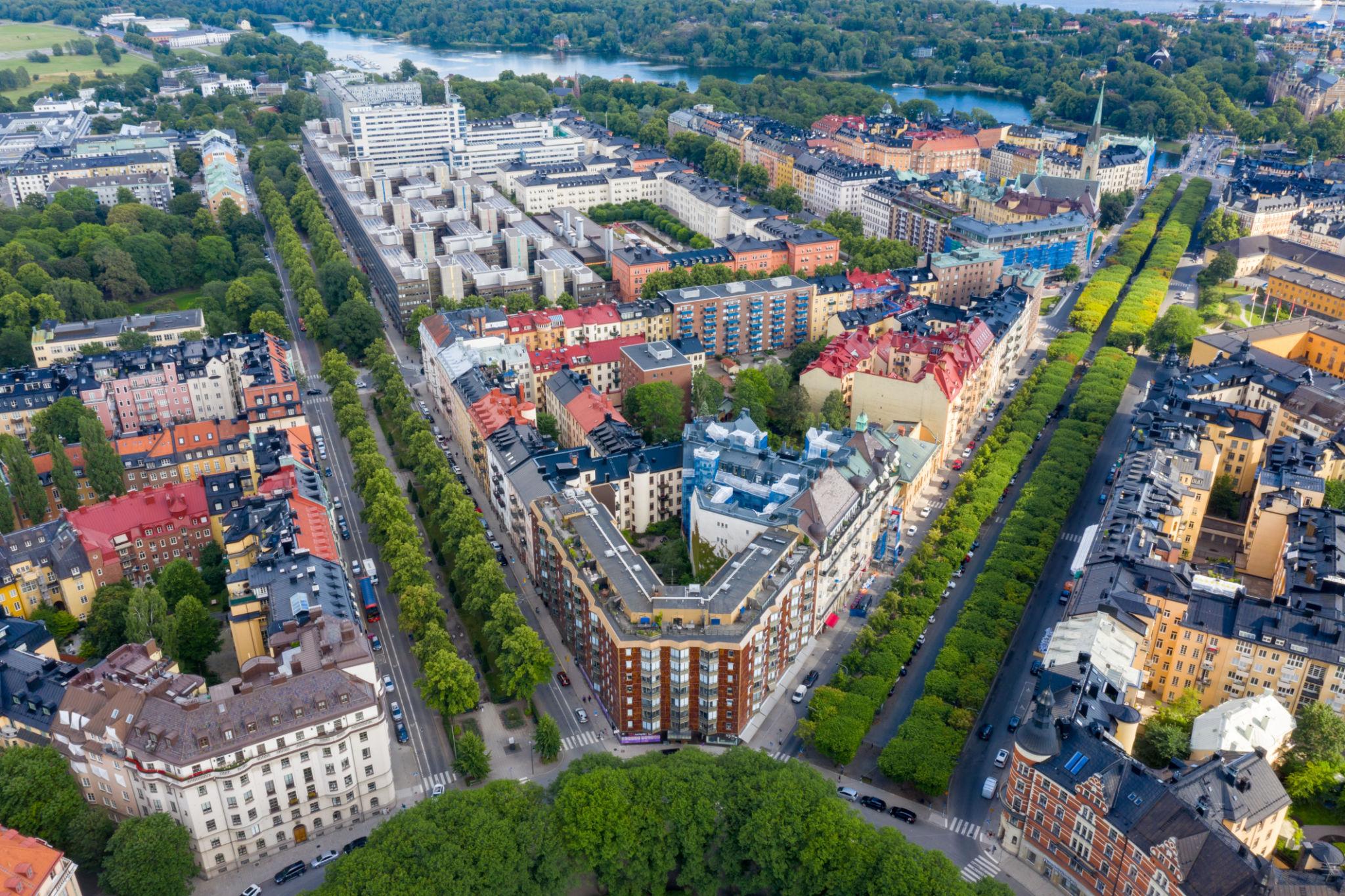 Stockholm med bostads- och kommersiella fastigheter från luften