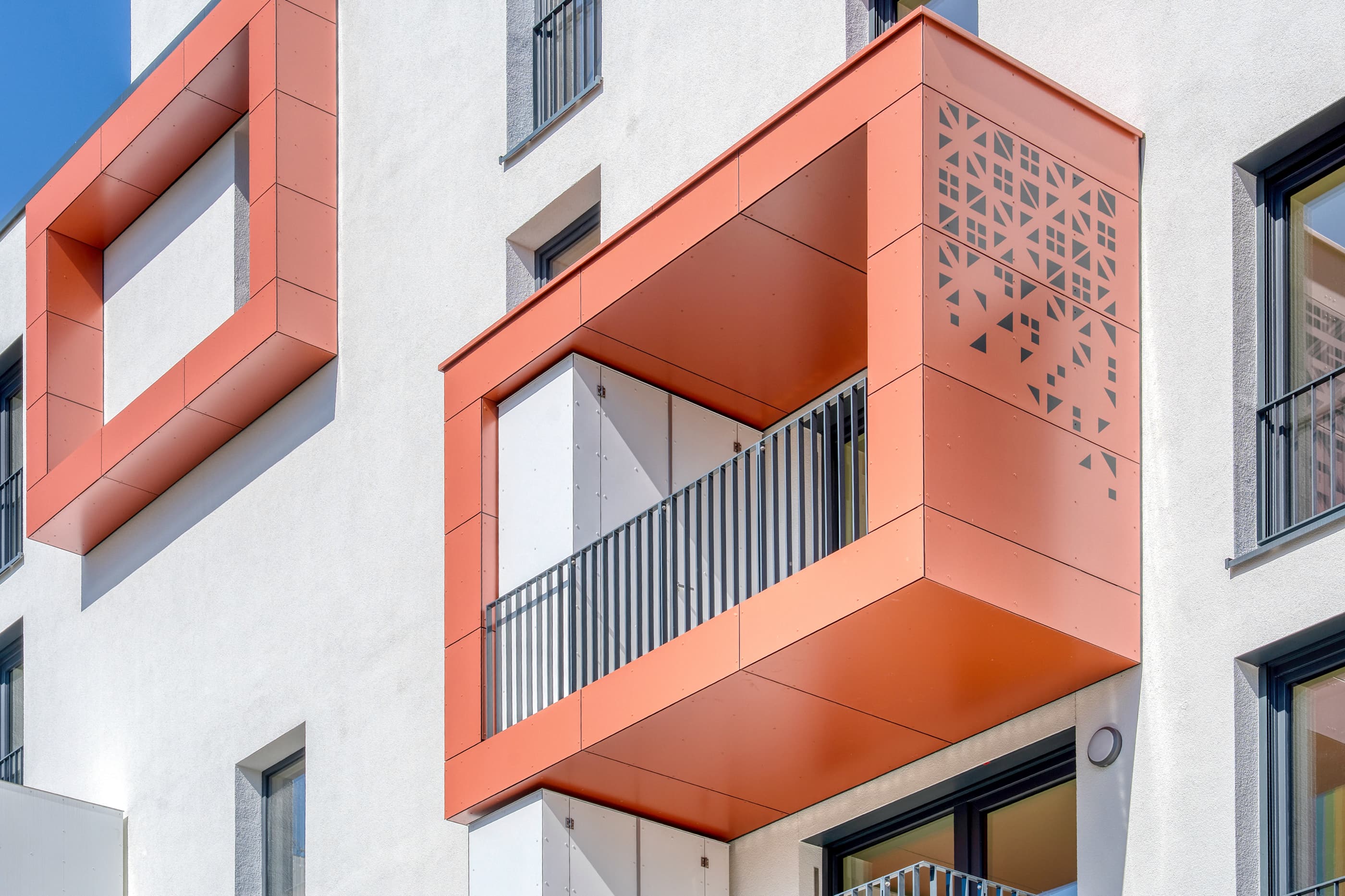 Balkon-Detail mit Terrakotta-Verkleidung