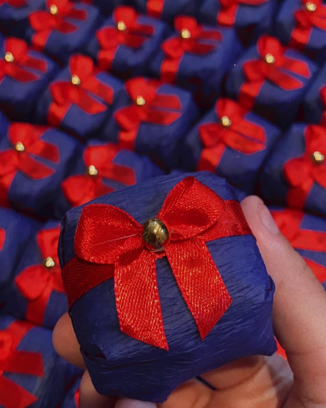 Bem-casados azuis com lacos vermelhos e detalhes dourados para festa de 15 anos no Rio de Janeiro