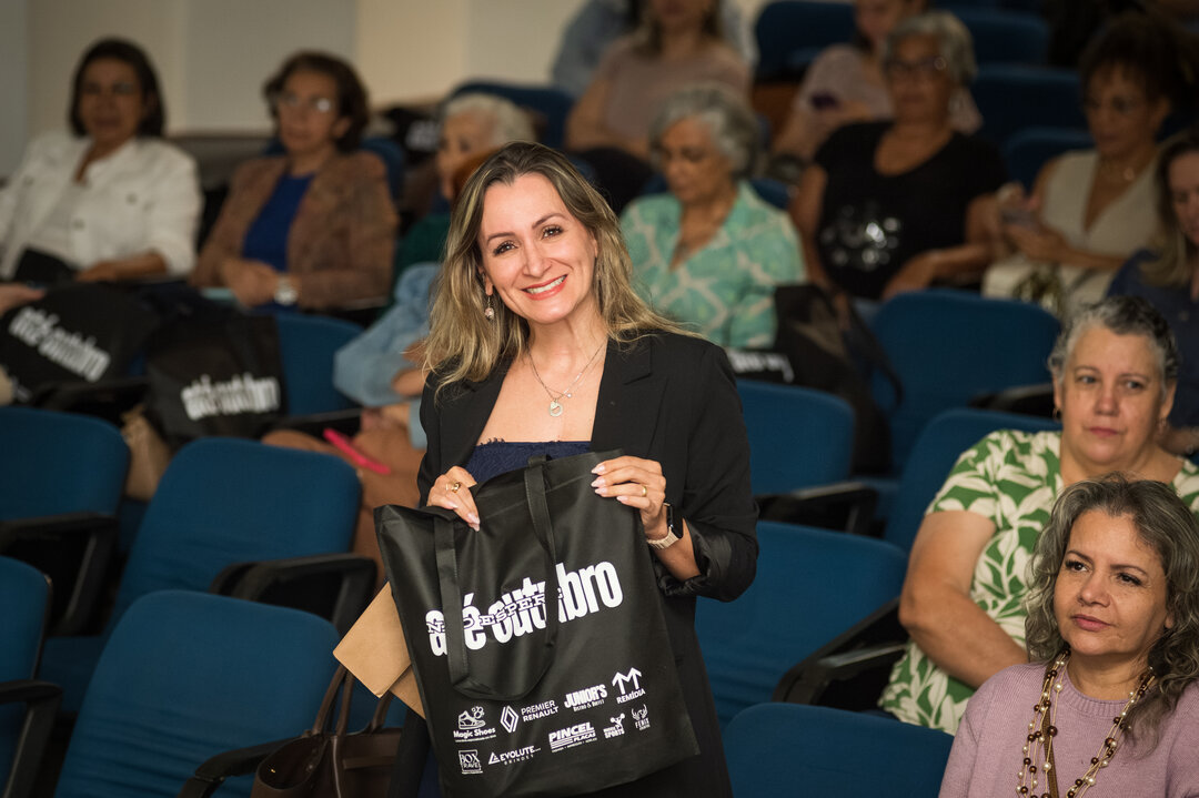 Painel com apresentador e especialistas em diálogo