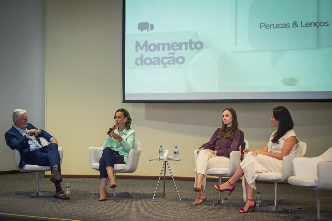 Painel com QR code Premier Renault ao fundo