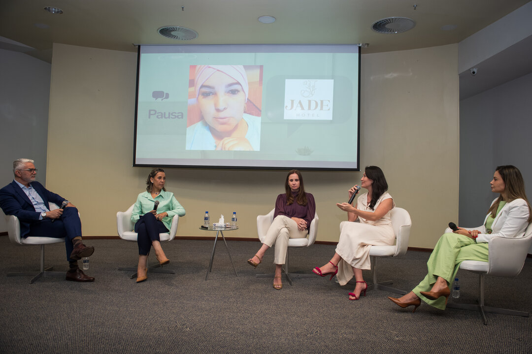 Três mulheres segurando certificado Box Travel
