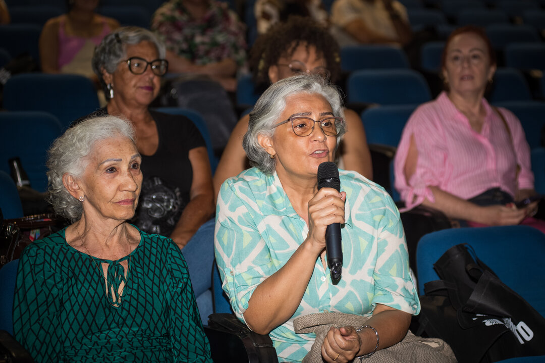 Mulheres aplaudindo durante apresentação