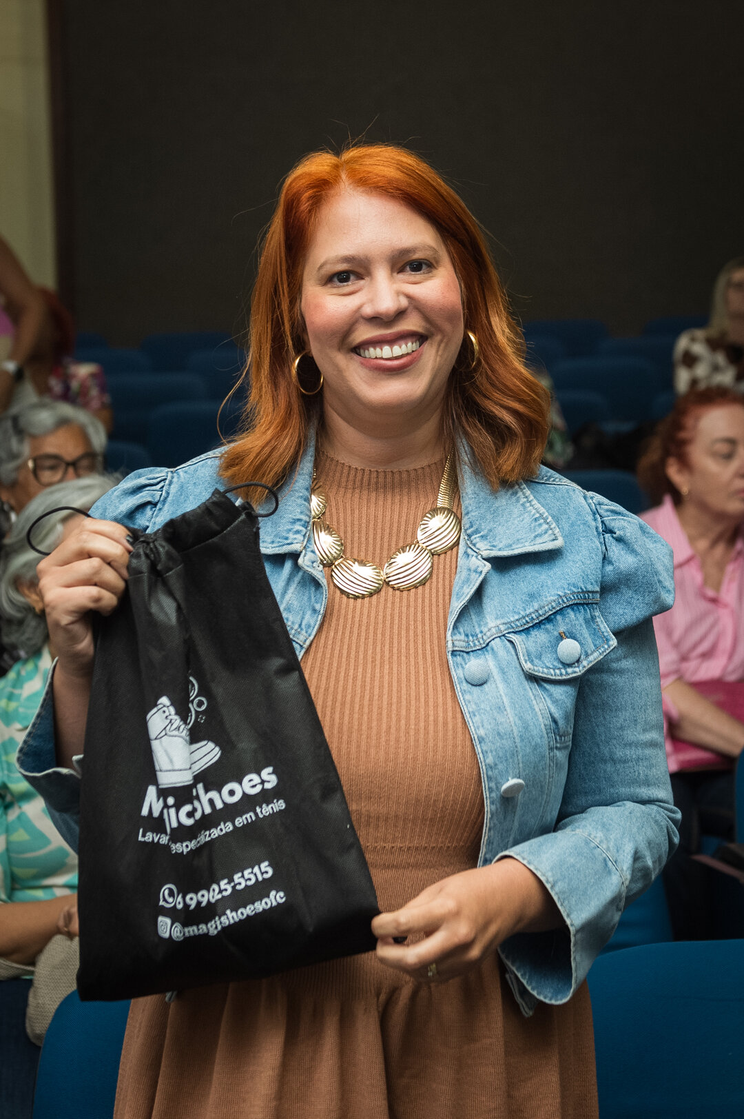 Criança, homem e mulher apresentando no palco
