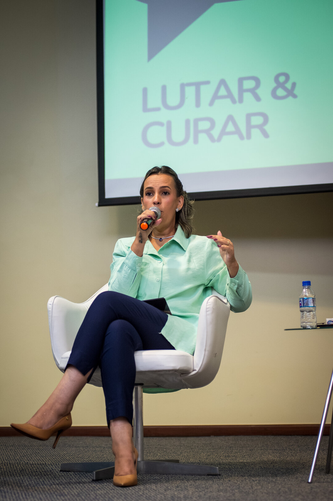 Especialista apresentando ao microfone