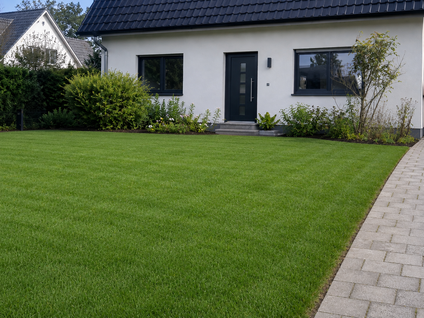 Perfekt gepflegter, grüner Rasen