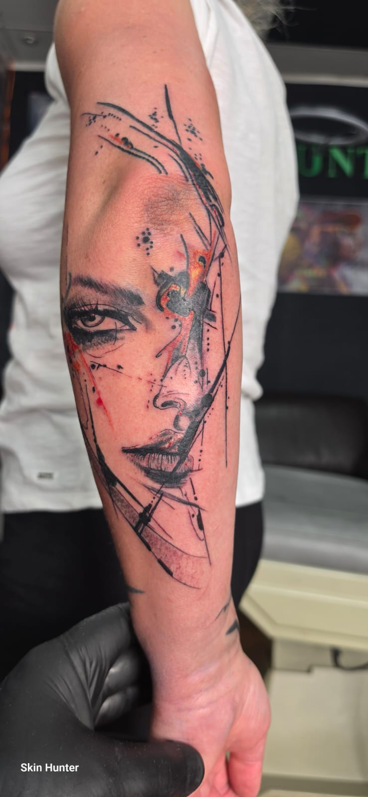 Realismus Tattoo - Portrait mit abstrakten Elementen