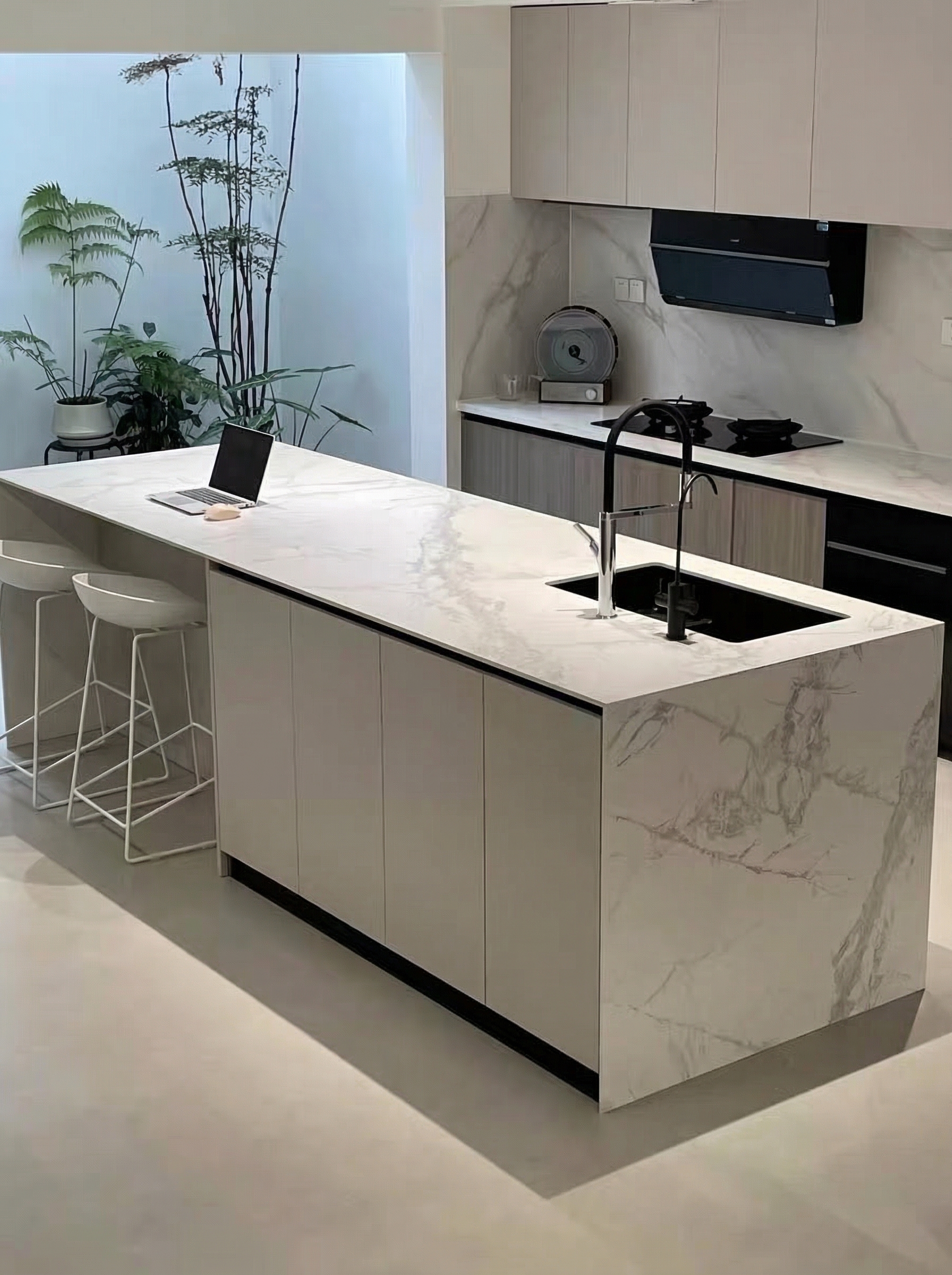 Ilot central en marbre blanc veine avec tabourets design et evier integre