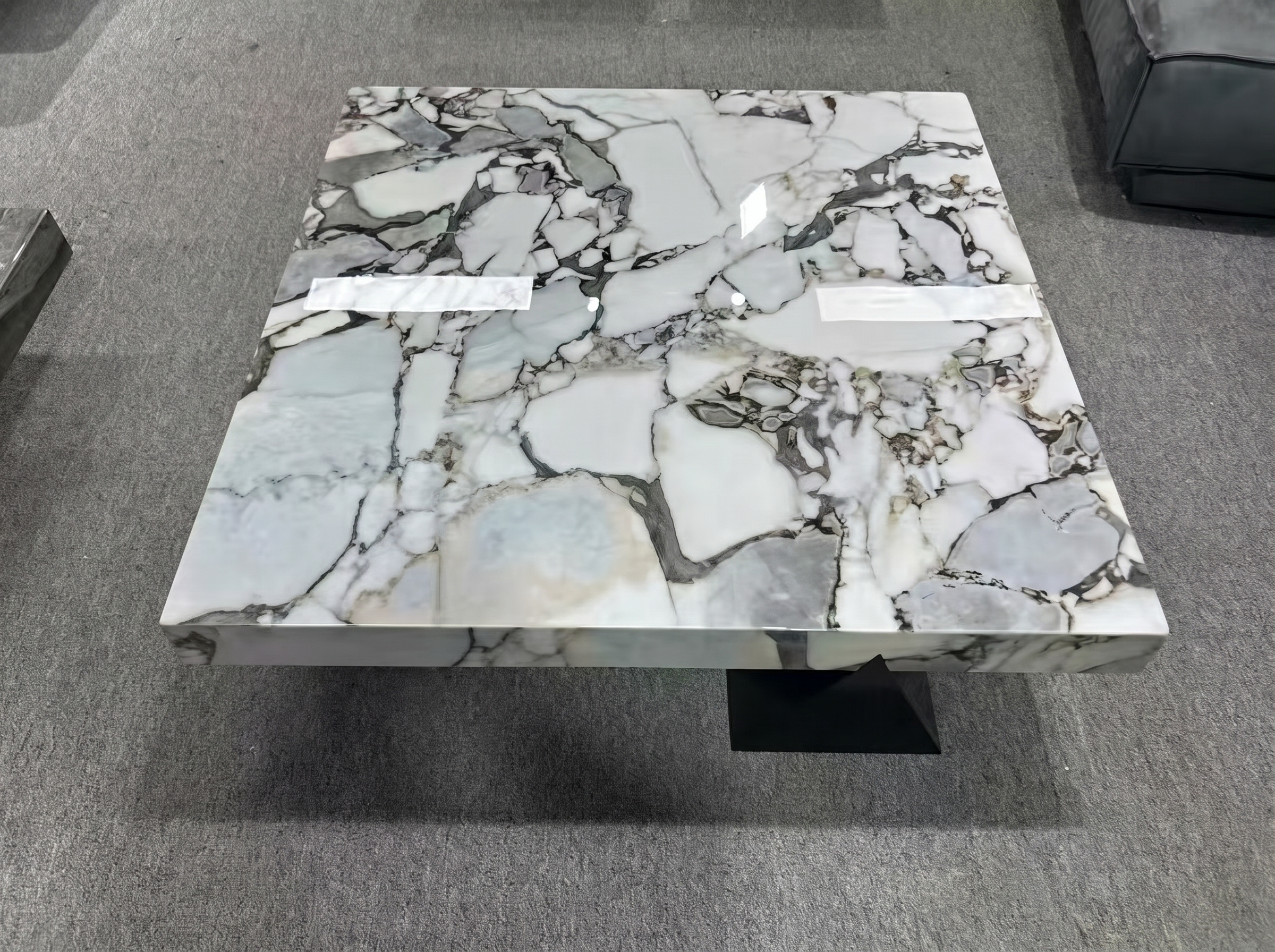 Table Calacatta Viola Showroom