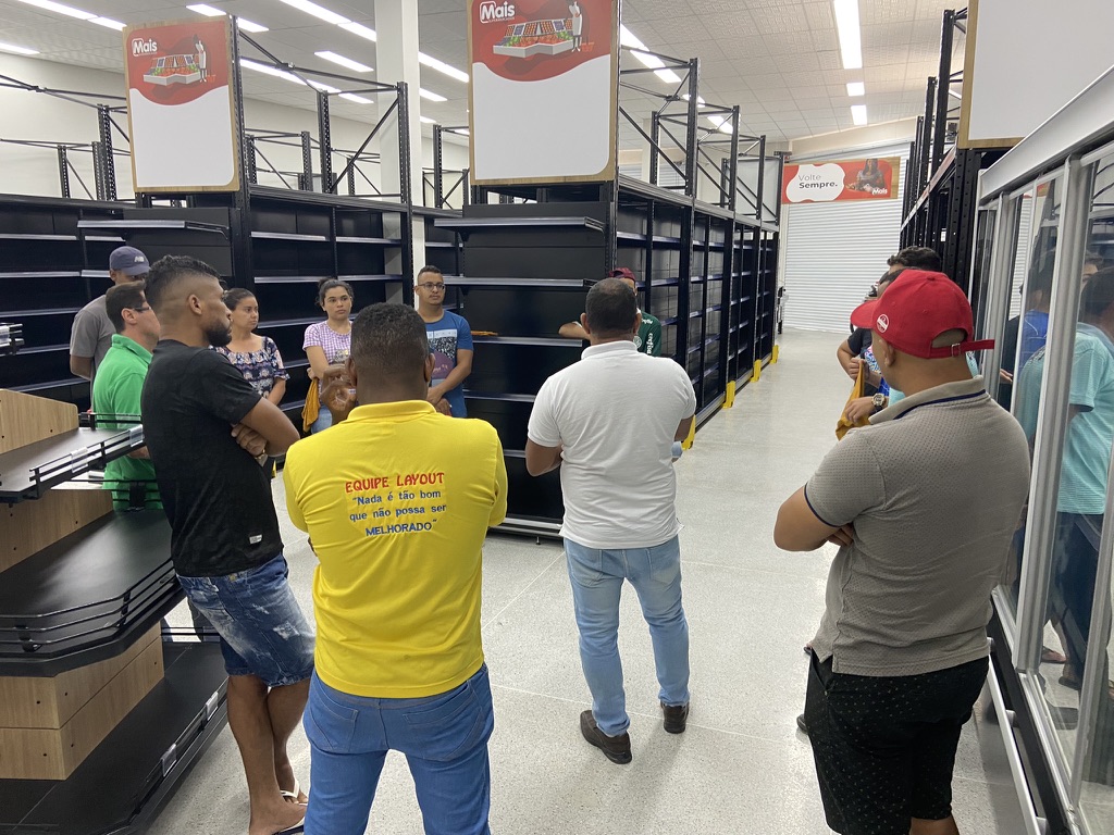 Gestão eficiente - Reunião de equipe na loja