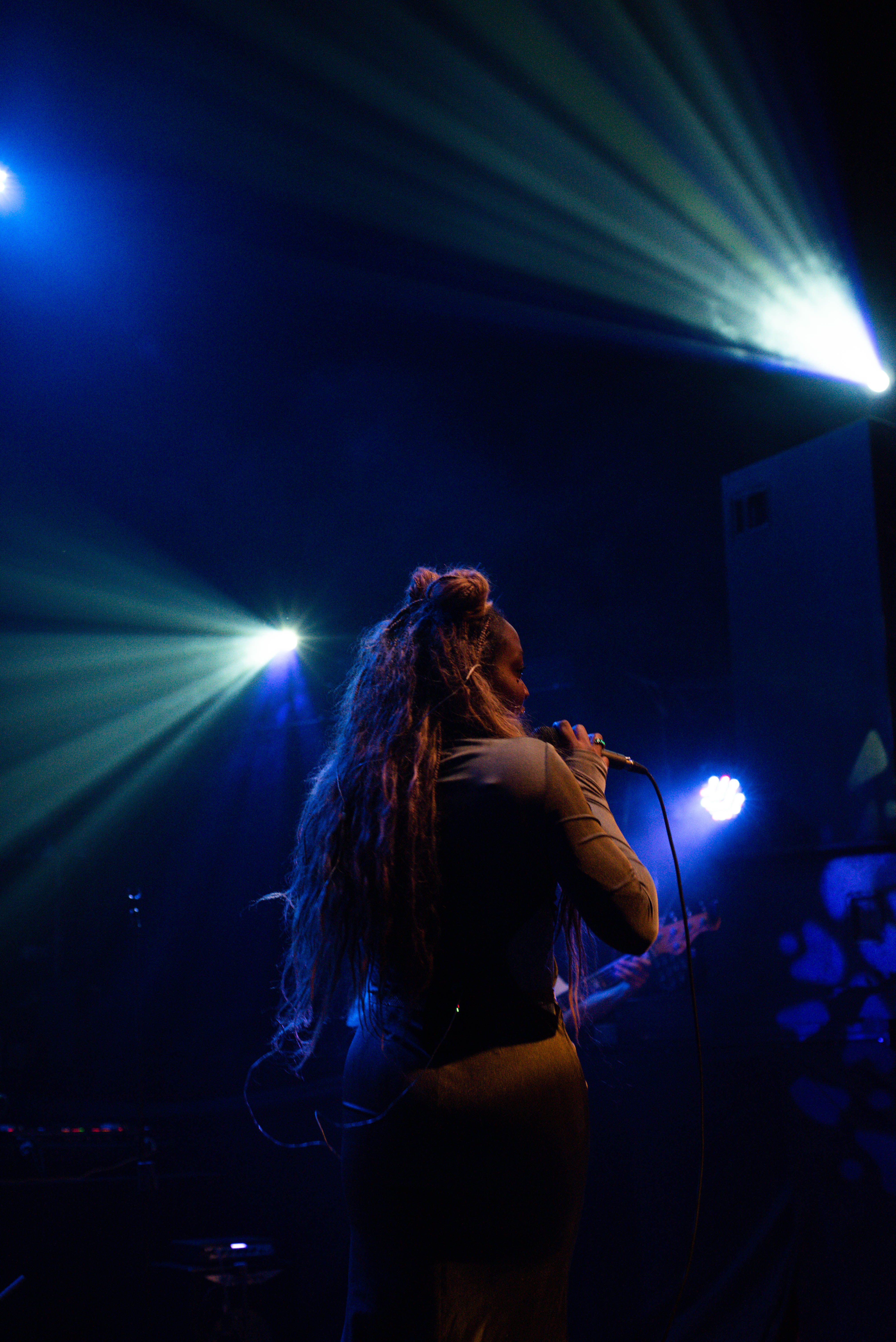 Sadé silhouette on stage