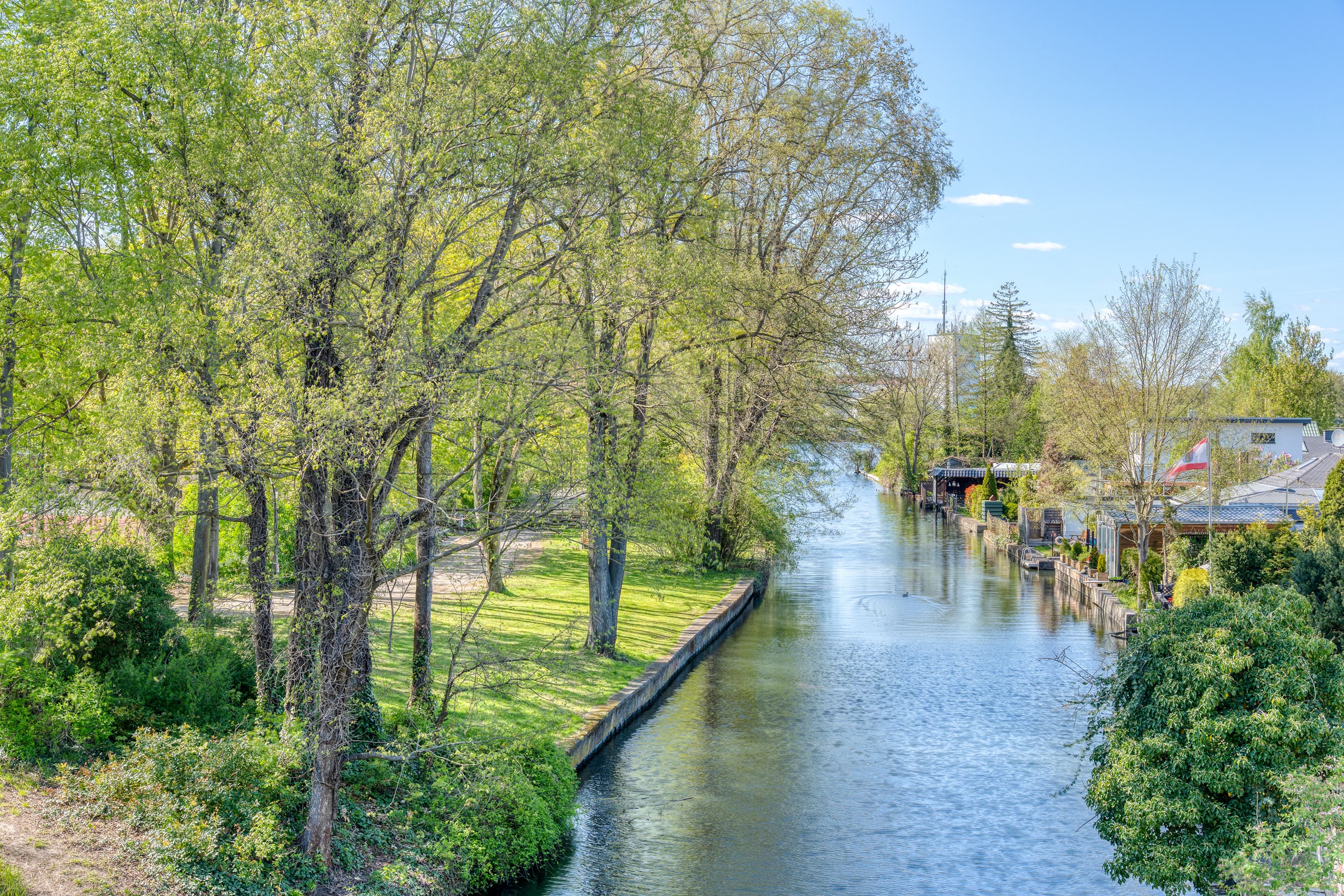 Stichkanal mit gruener Umgebung