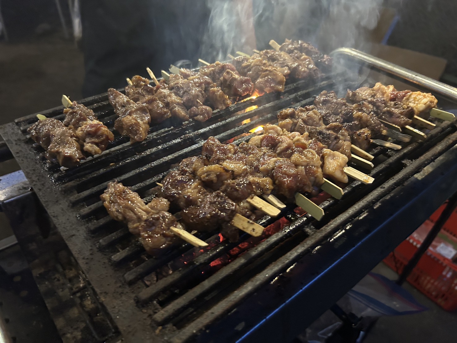 炭火で焼かれる串焼き