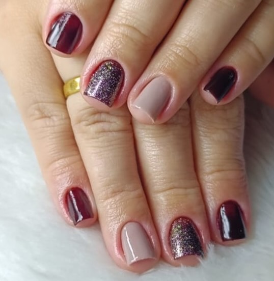 Unhas curtas mix bordô, glitter e nude
