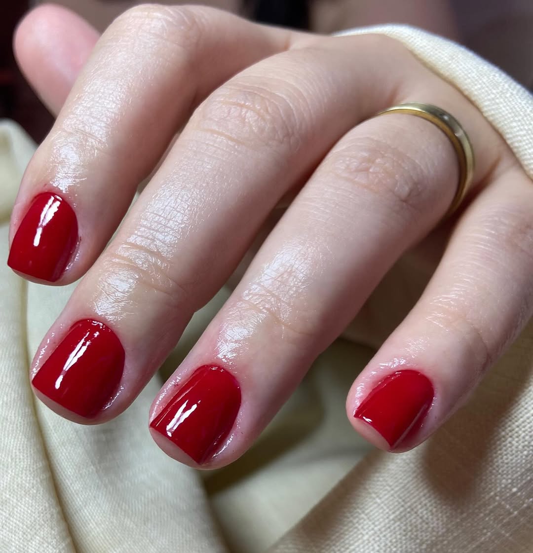 Unhas curtas em gel vermelho glossy