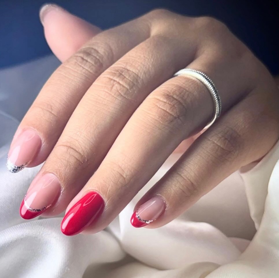 Unhas amêndoa vermelho e nude com French de glitter prata