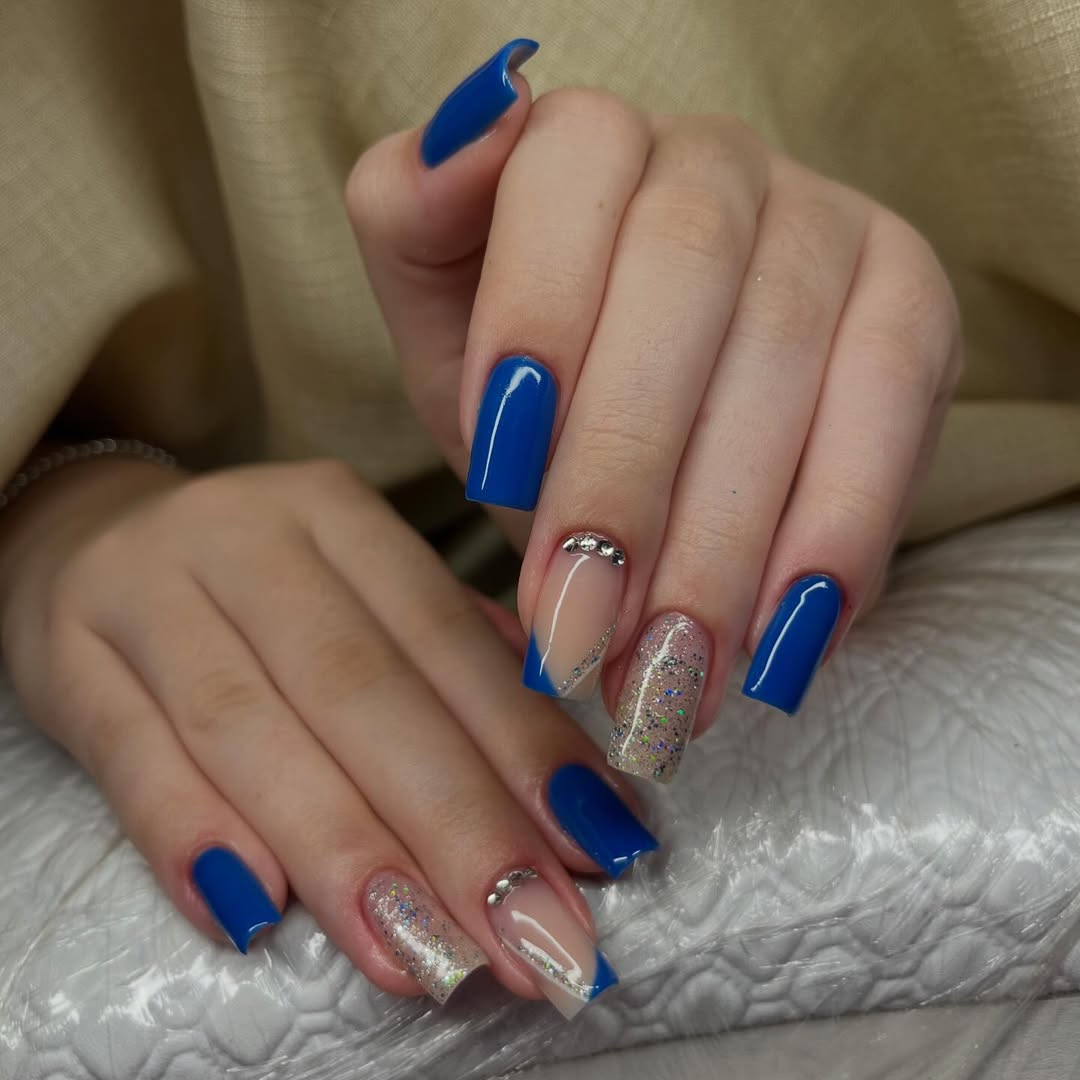 Unhas longas azul royal com accent glitter e strass