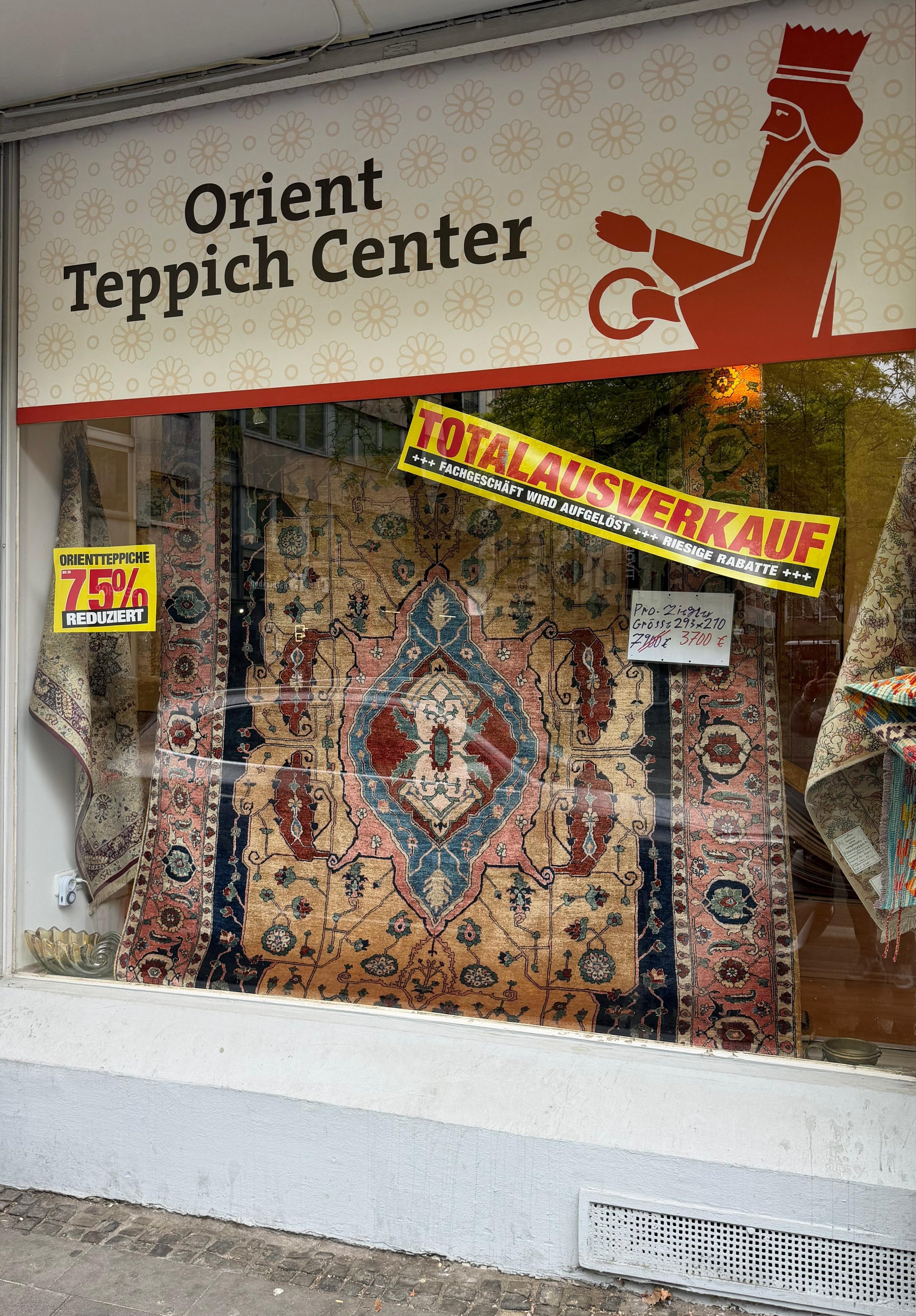 Schaufenster des Orient Teppichcenters Köln in der Sternengasse mit Totalausverkauf-Schild