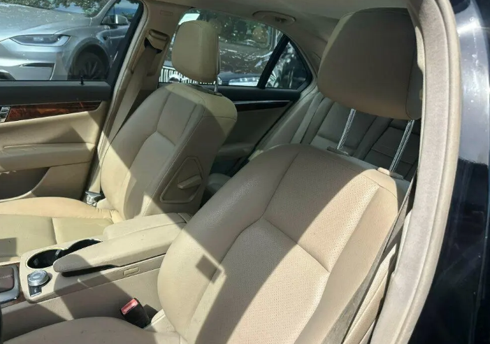 2011 Mercedes-Benz C-Class C 300 4MATIC Luxury - Thumbnail 5