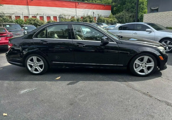 2011 Mercedes-Benz C-Class C 300 4MATIC Luxury - Thumbnail 4