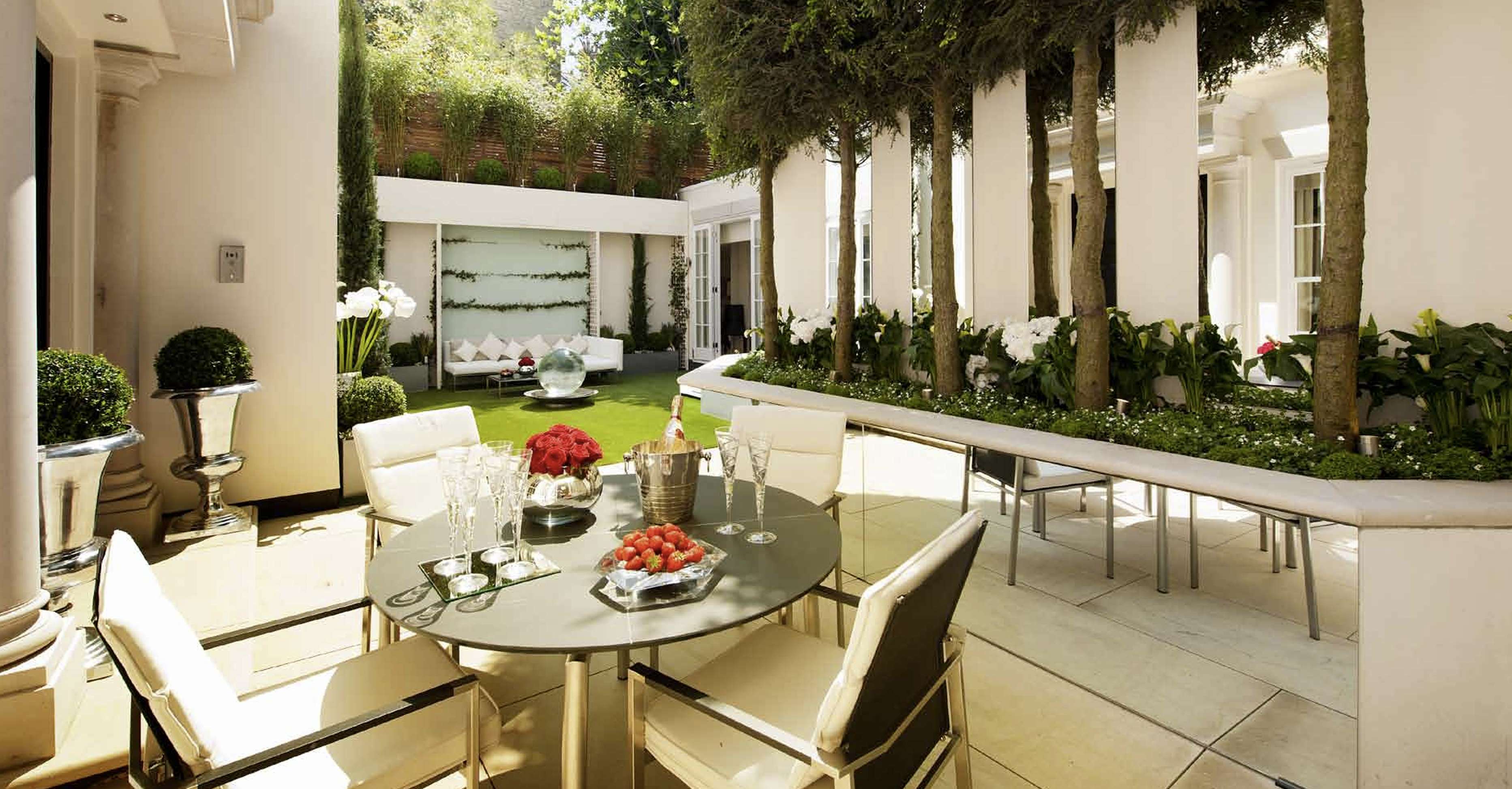 Knightsbridge Villa - Outdoor Dining Area