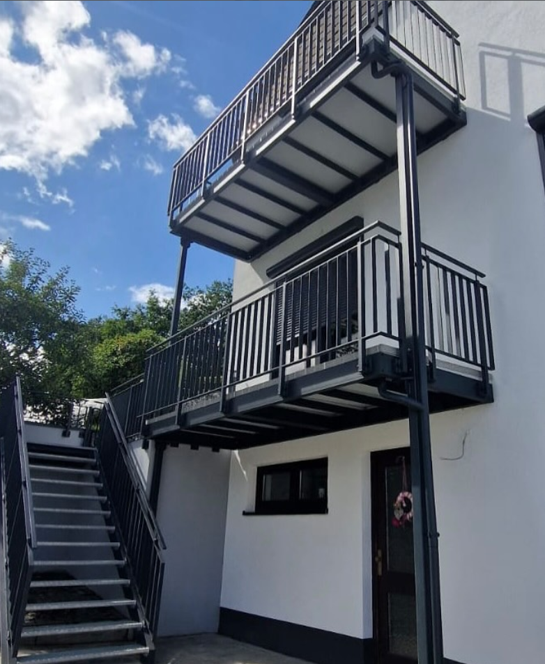 Außentreppe Stahl mit Balkonen und Dachkonstruktion