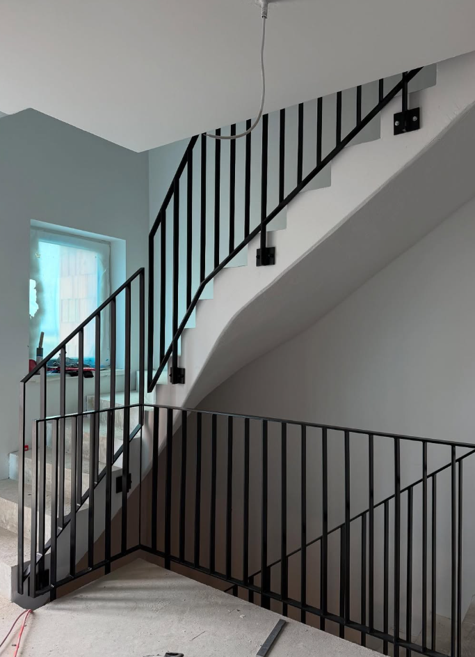 Treppengeländer schwarz mit Stabfüllung im Treppenhaus