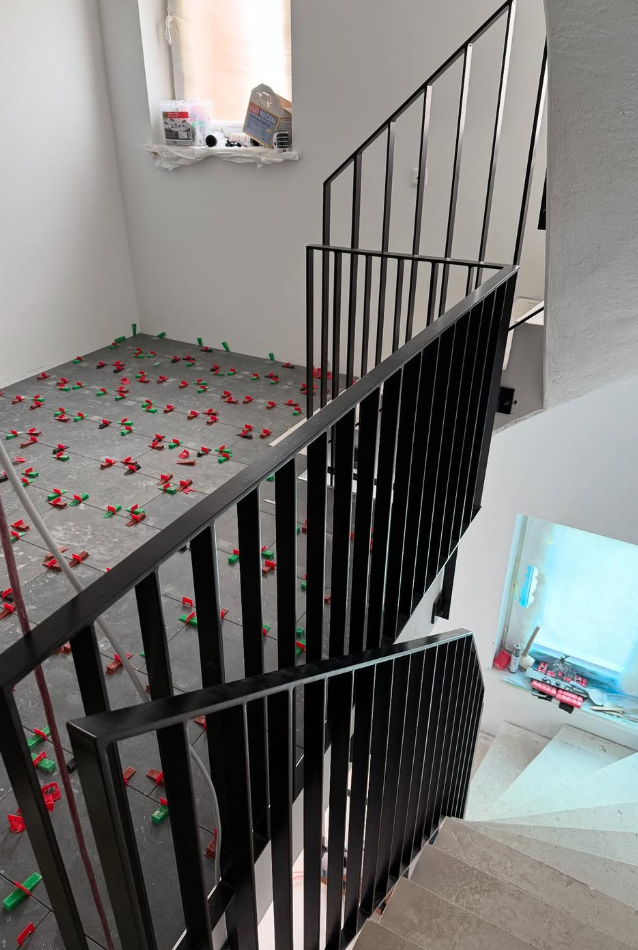 Treppengeländer schwarz Neubau mit Blick nach unten