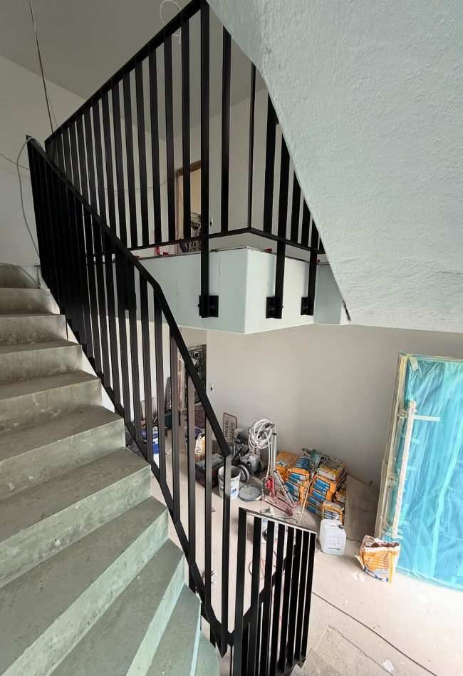 Treppengeländer geschwungen über mehrere Etagen