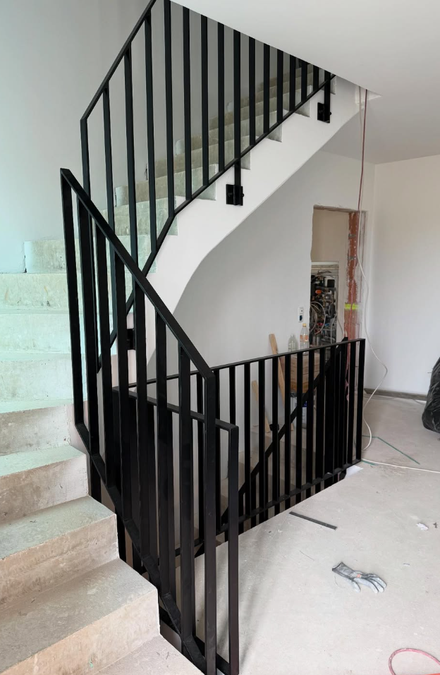 Treppengeländer Stahl schwarz pulverbeschichtet im Rohbau
