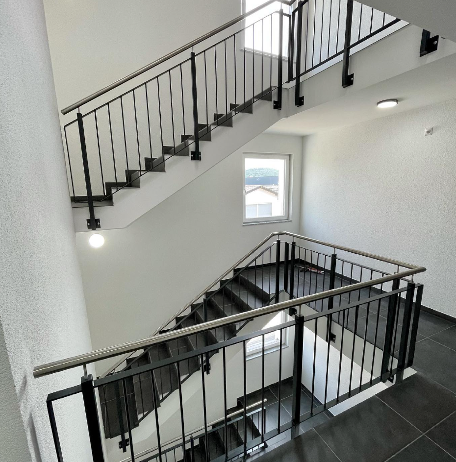 Treppengeländer Stahl mit Edelstahl-Handlauf im Mehrfamilienhaus